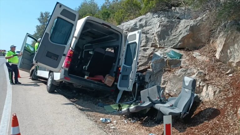 demrede tur minibusu kazasi 17 yarali yl7nBjbv