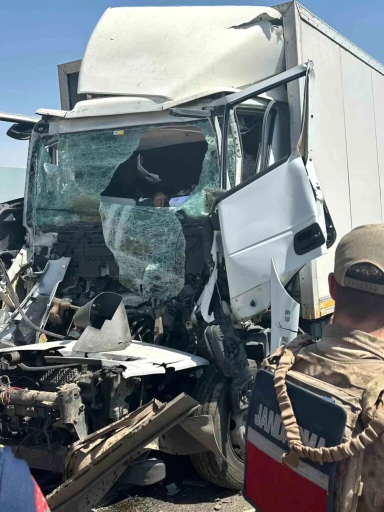 diyarbakirda tir kazasi surucu hayatini kaybetti m1KFXu6A