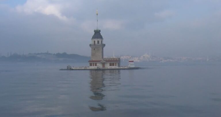 istanbul bogazini sis kapladi OZmTLUib