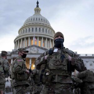 trumpin kamu guvenligi acil durumu talimatinin ardindan ulusal muhafizlar washingtona gelmeye basladi bQigpMax