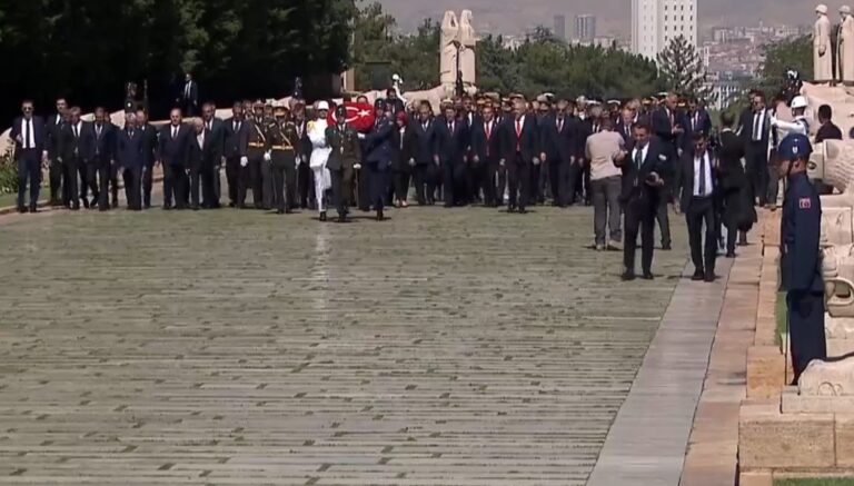 devlet erkani anitkabirde 6Dxj8Dk9