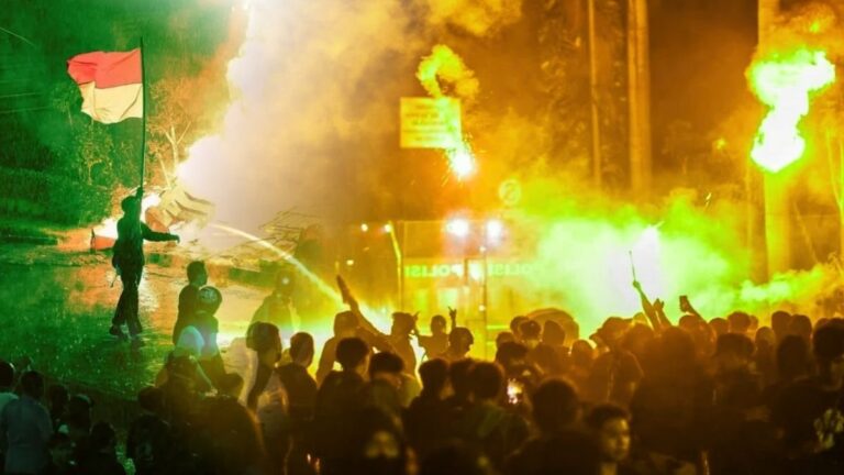 endonezyada ofke sokaklara tasti halk vekil maas ve haklari icin sokaga indi S9sglRax