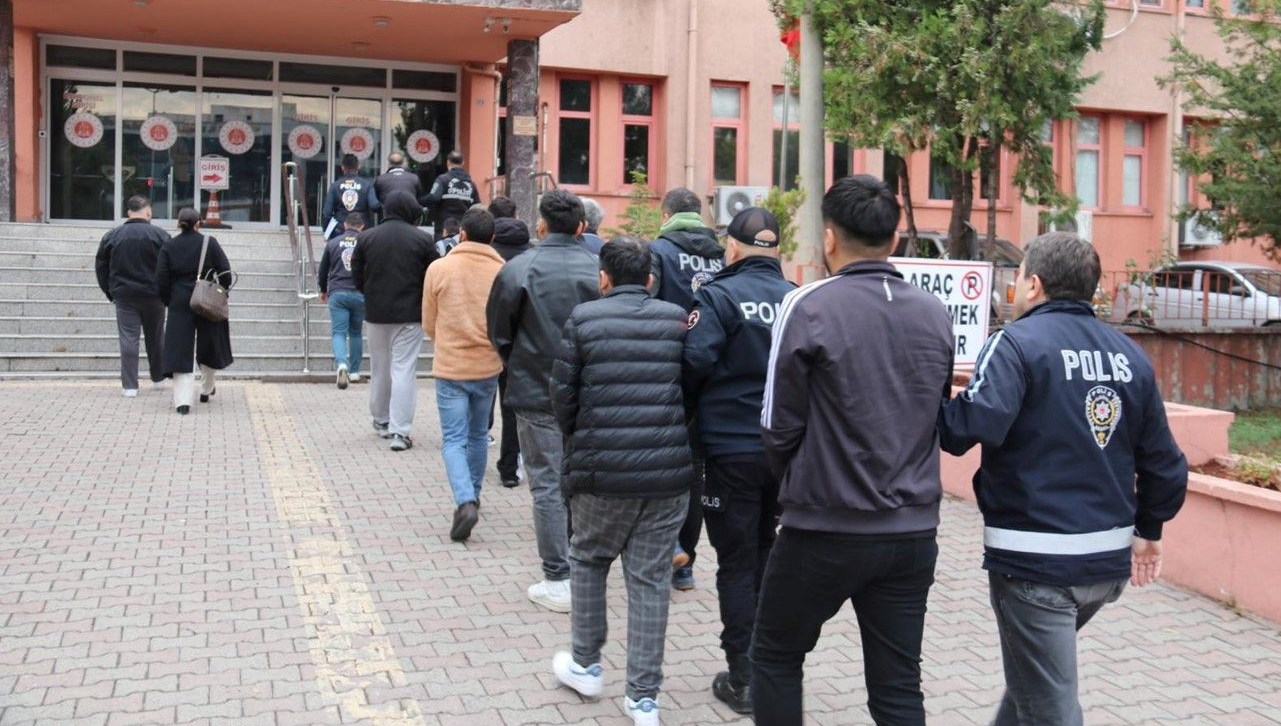 7 ilde siber dolandiricilik operasyonu 14 kisi tutuklandi vqWQ4hCb