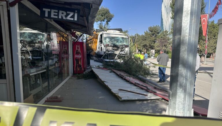 freni bosalan kamyon 7 is yerine carpti surucu yarali UMM2x4yM