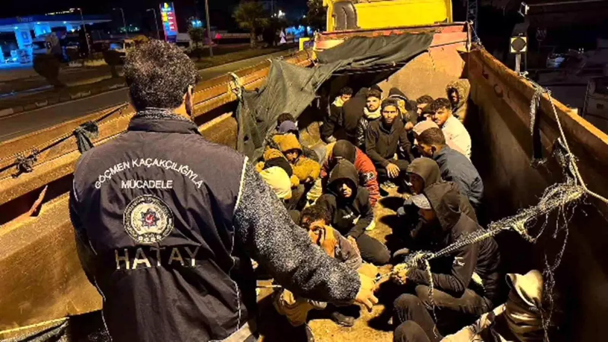 hatayda insan taciri hafriyat kamyonunda 28 kacak gocmenle yakalandi rfALISaA.jpg