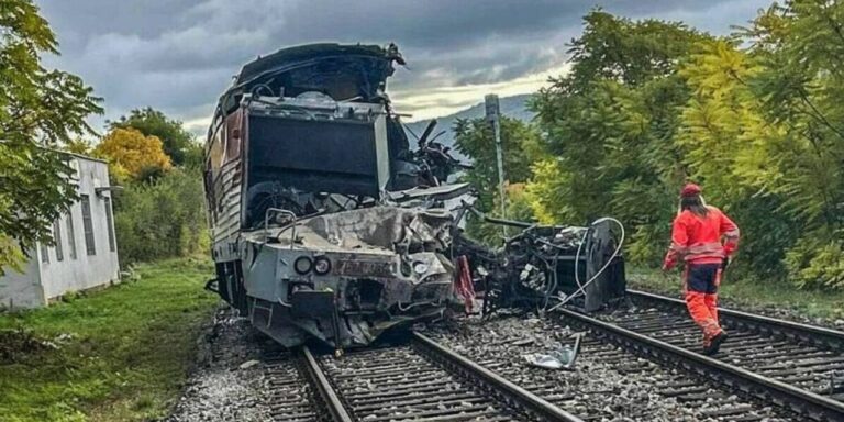 hizli trenler carpisti cok sayida yarali var WX4jrkZK.jpg