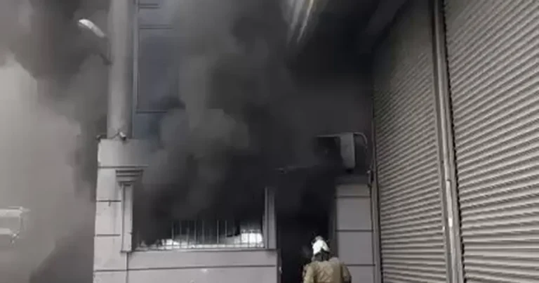 istanbul eyupsultanda is haninda depo yangini gVGBbYGk