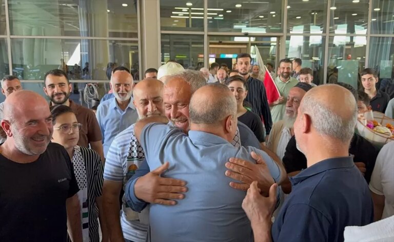 kuresel sumud aktivisti turunc mersinde cicekle karsilandi FzfhUglA