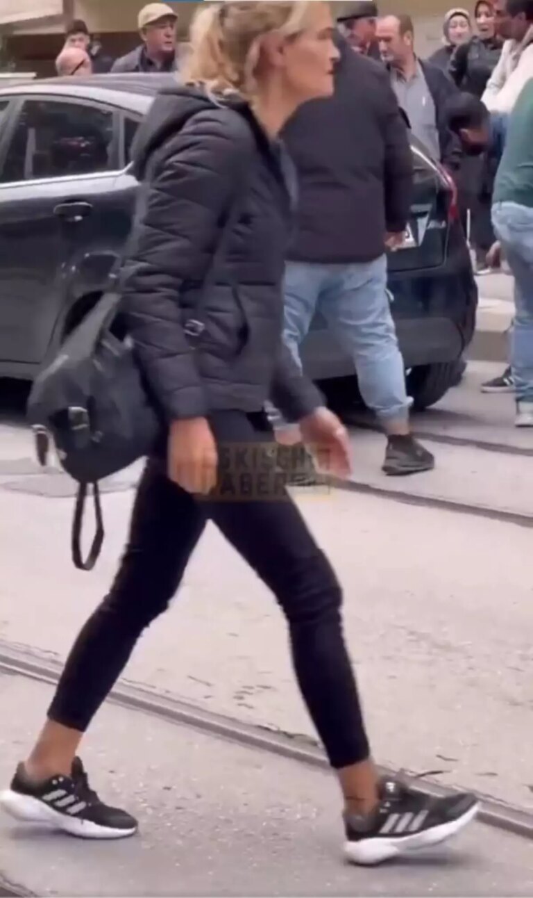 otomobilin altinda kalan kucuk cocugu kurtarmak icin dakikalarca ugrastilar CmjAjNi8.jpg