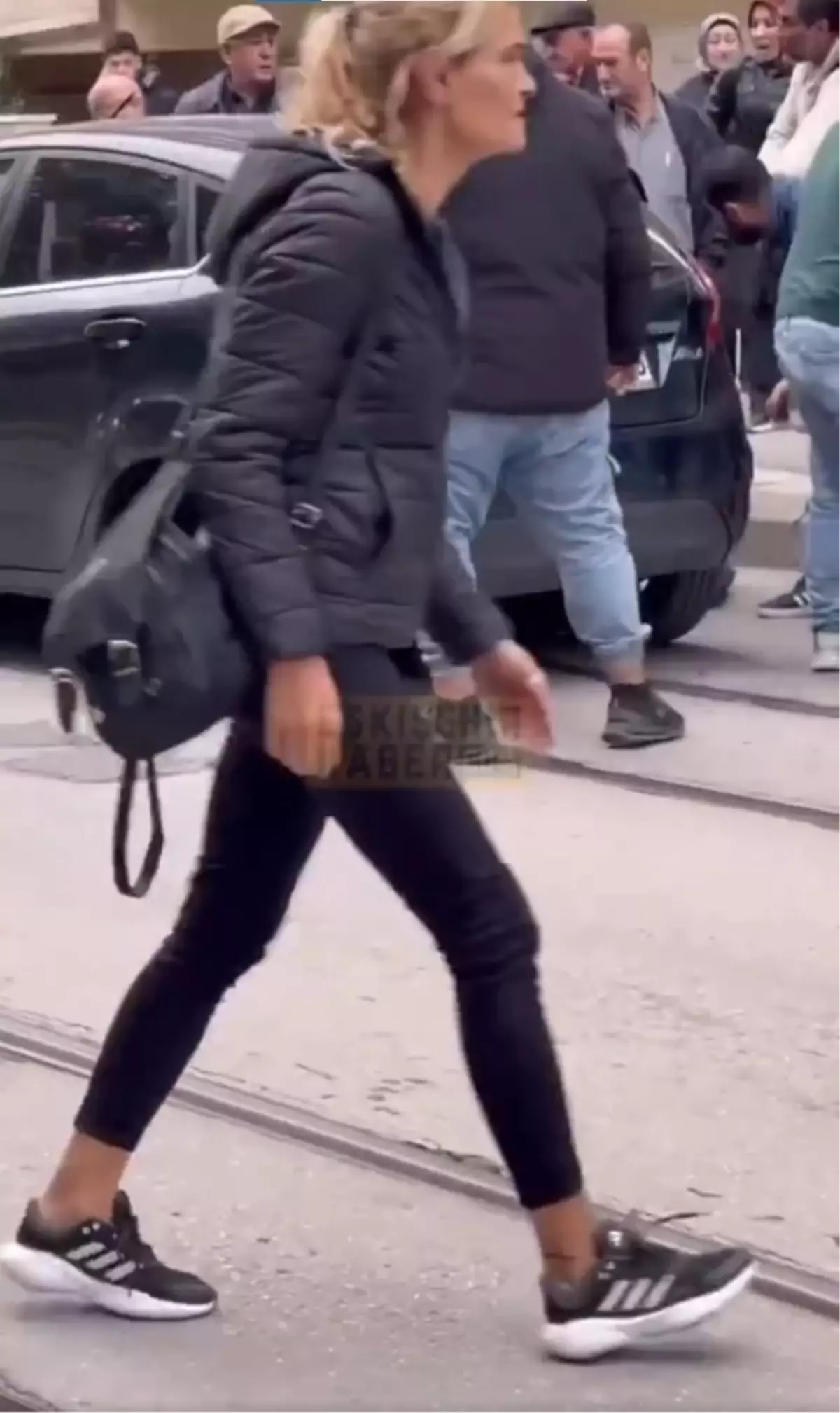 otomobilin altinda kalan kucuk cocugu kurtarmak icin dakikalarca ugrastilar CmjAjNi8.jpg