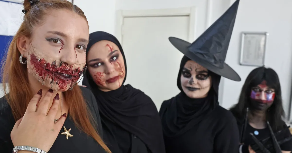 antalyada atabem kursiyerlerden korku filmi makyaji Qi9iaKXj.webp