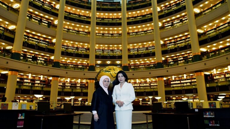 emine-erdogan-guney-kore-devlet-baskaninin-esi-ile-millet-kutuphanesini-ziyaret-etti-1msOJZyM.jpg