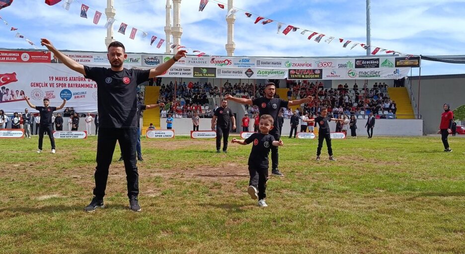 3 Yaşındaki Ardenalp, Halk Oyunları Gösterisinde Parladı