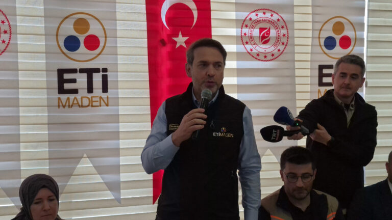 bakan-bayraktar-eskisehirde-iscilerle-bulustu-sbAkzGUU