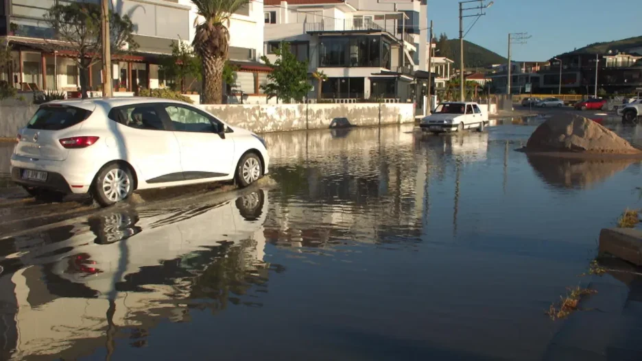 Balıkesir’de Lodos Fırtınası Denizi Taşırdı, Yollar Sular Altında Kaldı