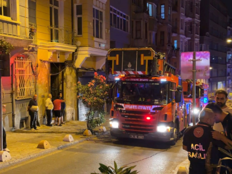 Beyoğlu’nda korku dolu anlar! Duvar çöktü, bina tahliye edildi