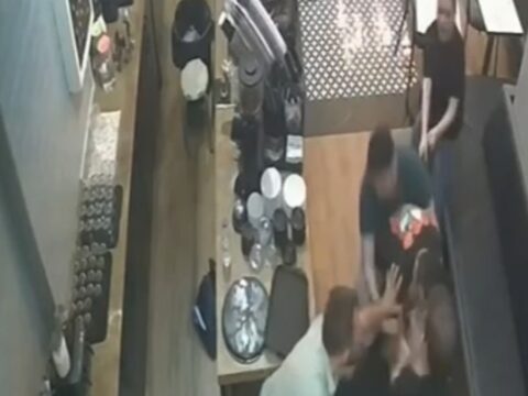 Kafede öldüresiye dayak kameraya yansıdı