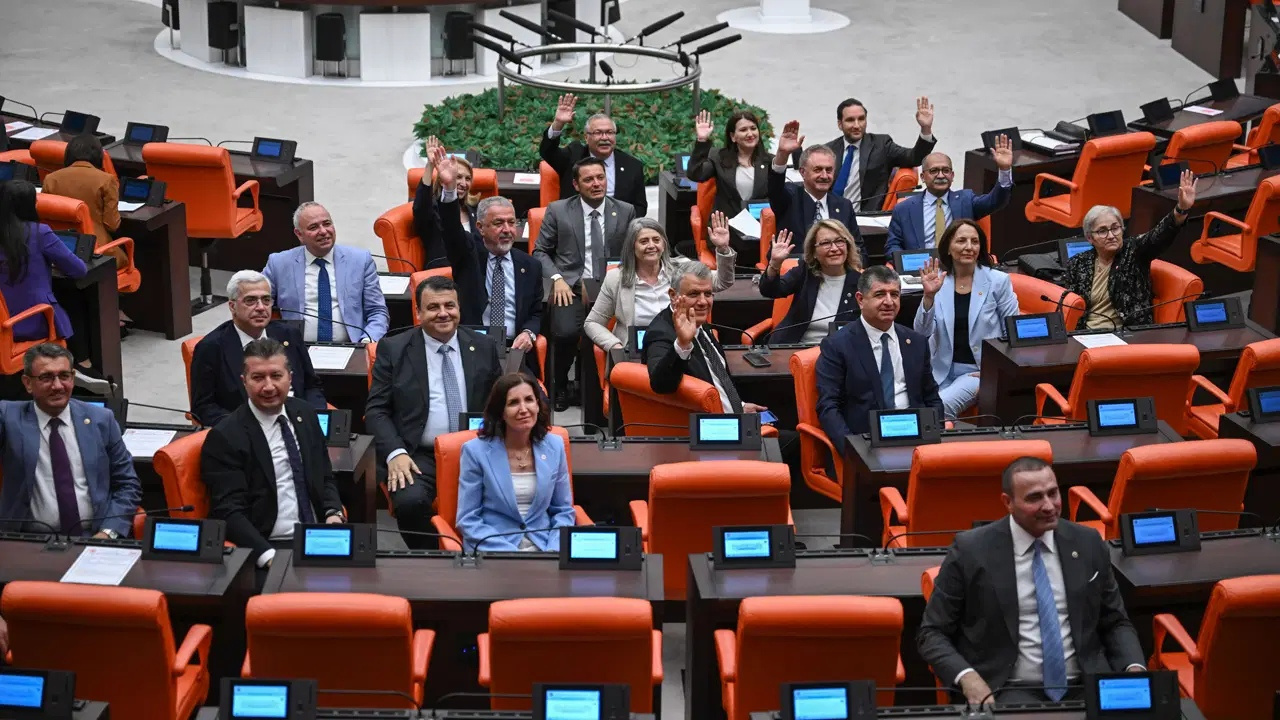 Yeni parti meclisin oturma duzenini degistirdi tbmm 7 parti grubuyla ilk kez toplandi 3qp9GP5N